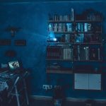 沉浸式居家劇場環境：使用深藍色智慧燈光渲染的書架與工作區，展示影音同步中的環境氛圍燈效