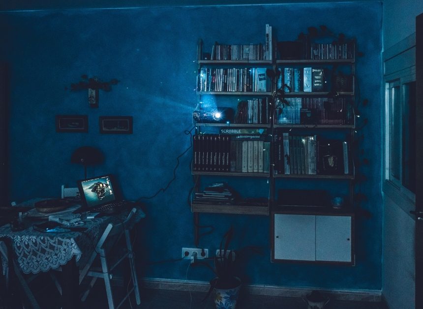 智慧劇院美學：如何利用影音同步技術打造沉浸式居家觀影燈效？解析 HDMI 同步盒與智慧燈條技術，打造 4D 沉浸式影音同步燈光美學