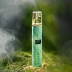 Lana電子煙皮革主機實拍，展示植鞣牛皮包覆機身、磁吸換彈接口與溫潤握感